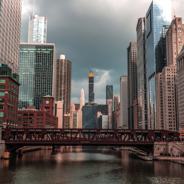Chicagos Skyline mit Blick über den Chicago River